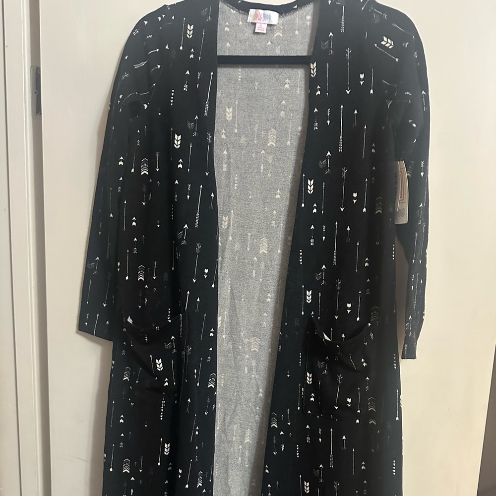 NWT LuLaRoe Sarah. Black and Gray Arrow Pattern Cardigan. Size Small.
